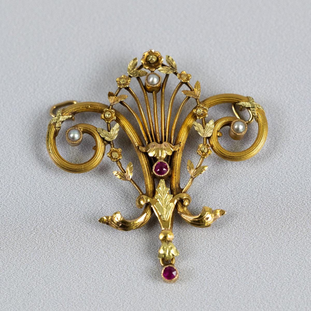 Pendentif ancien victorien en or jaune 18 carats orné de perles et de rubis