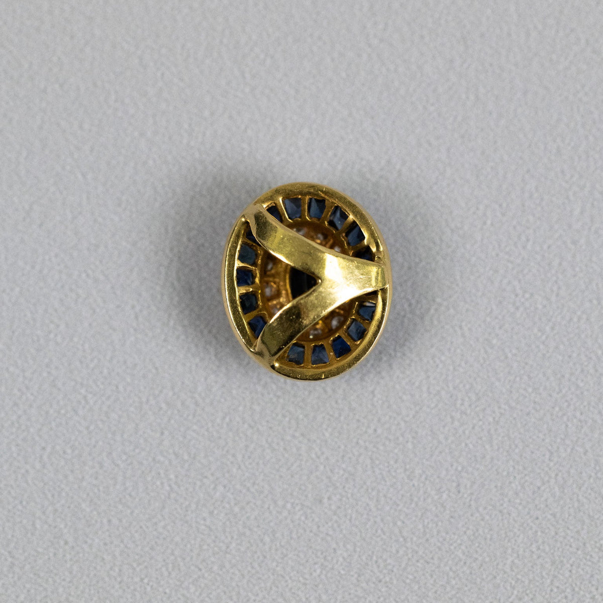 Couronne de saphirs calibrés du pendentif ovale Art Déco
