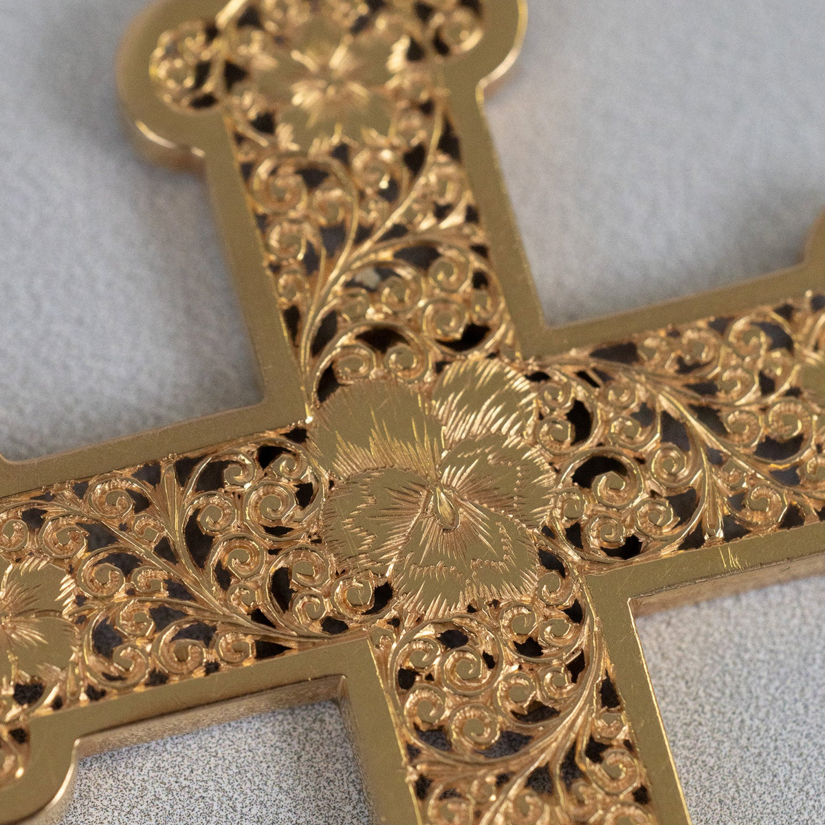 Pendentif croix motif fleural