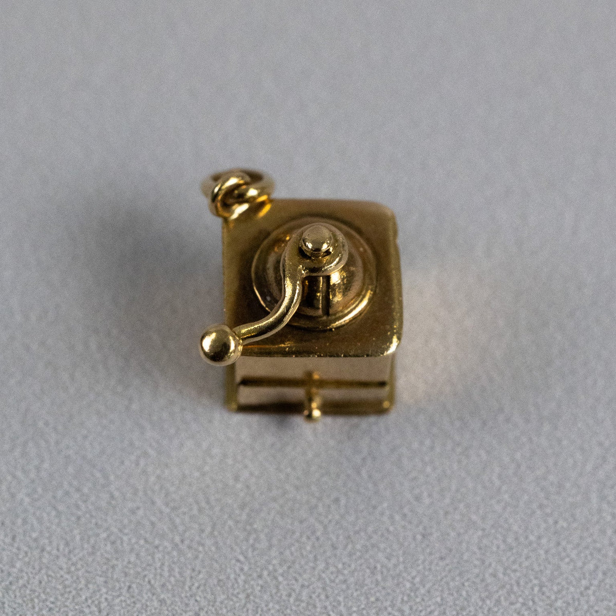 Pendentif moulin à café  en breloque sur bracelet or jaune