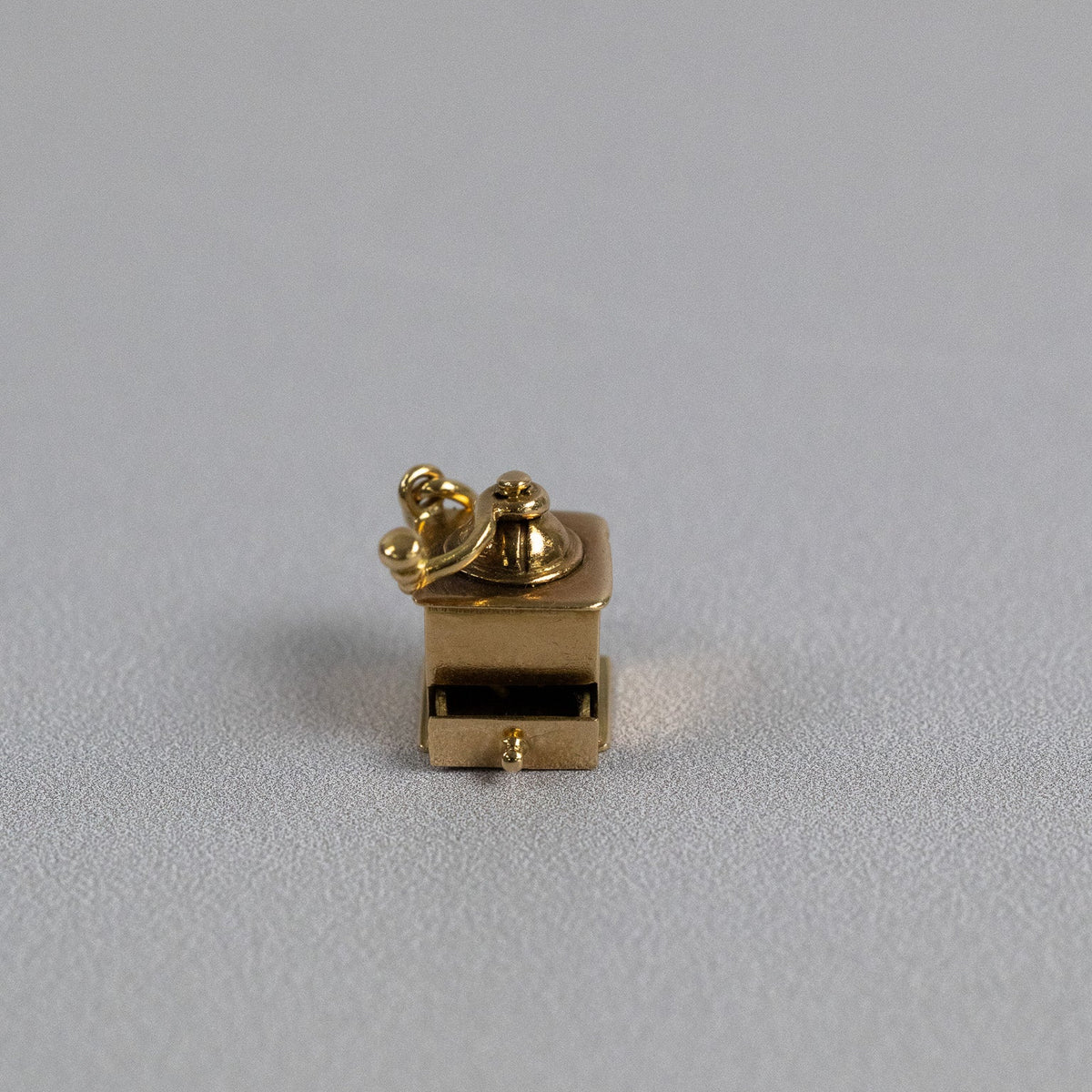 Charm moulin à café vintage en or jaune accroché à un bracelet