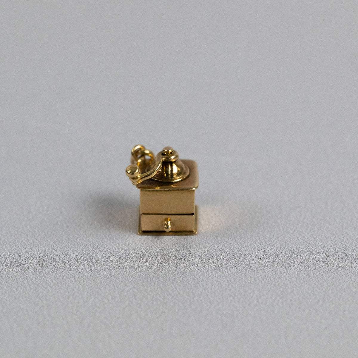 Pendentif charm moulin à café vintage en or jaune 18 carats