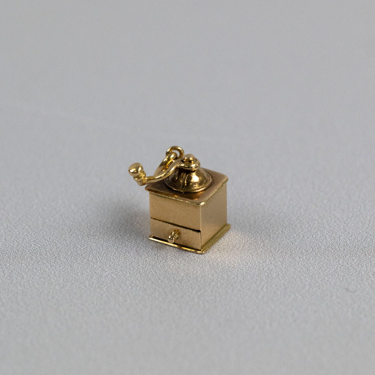 Profil de la breloque moulin à café en or jaune 750 millièmes
Pendentif moulin à café – bélière