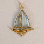 Pendentif voilier vintage en aigue-marine présenté 