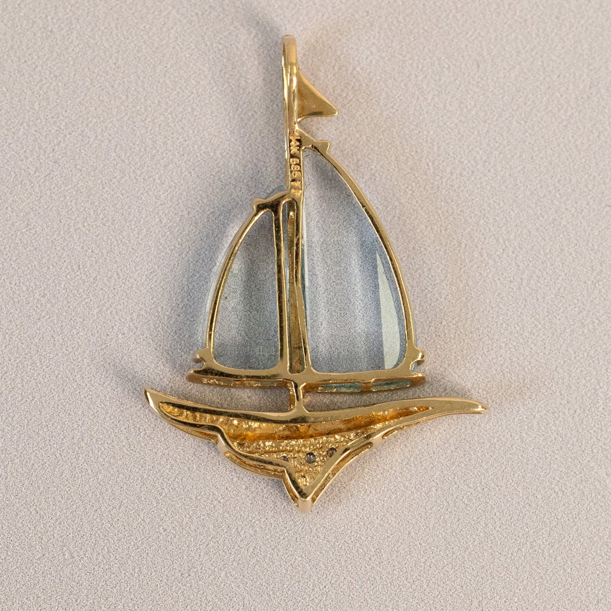 Pendentif voilier vintage en aigue-marine présenté 