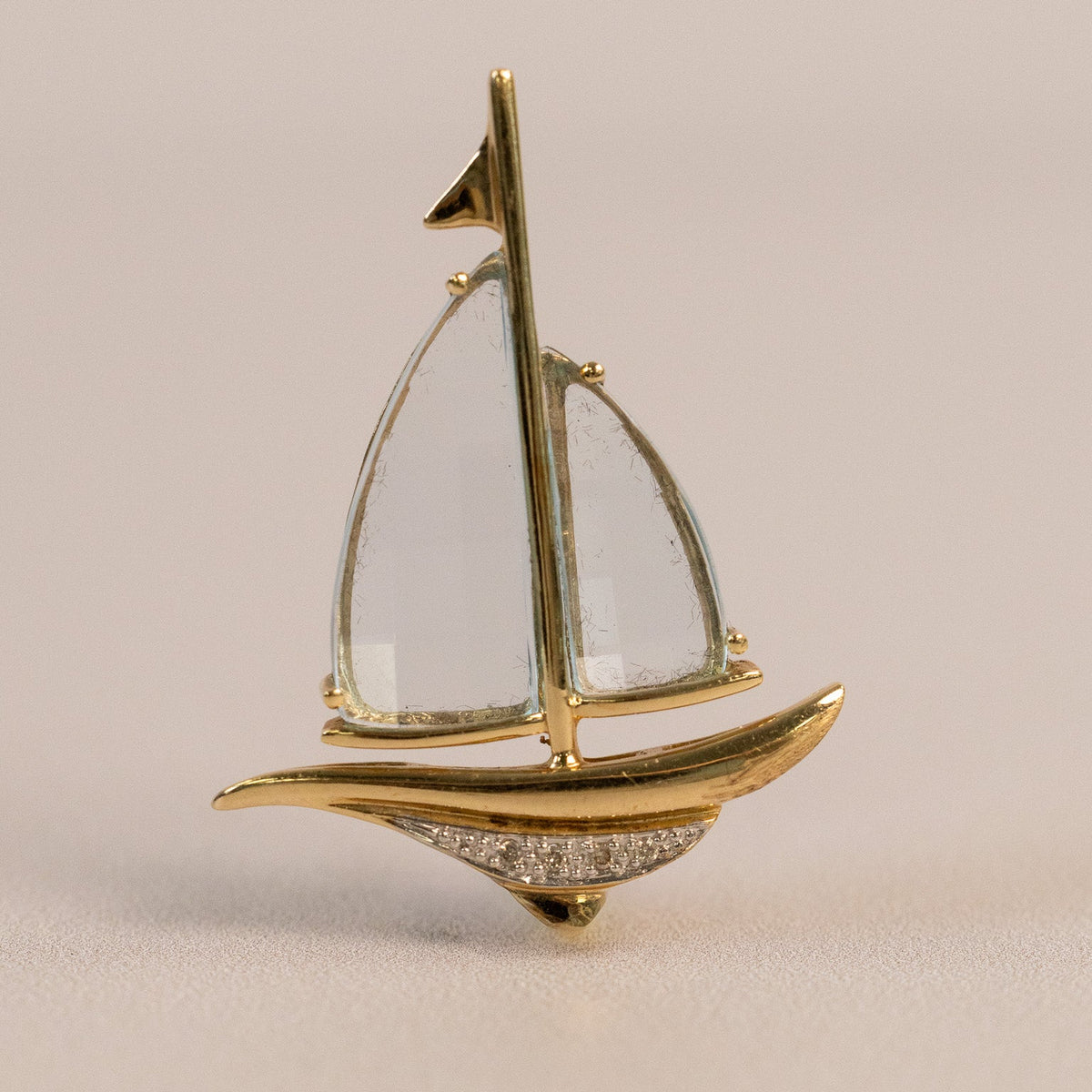 Pendentif voilier vintage en or jaune 14k avec voiles en aigue-marine facettée