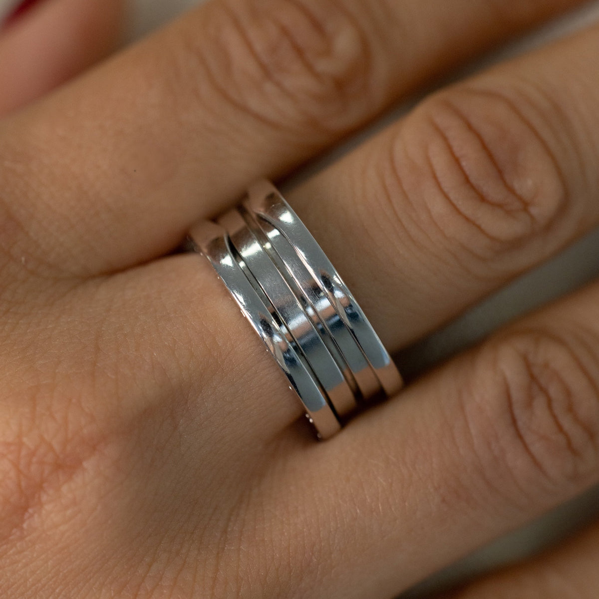 Bague Bvlgari B.zero1 or blanc portée à la main