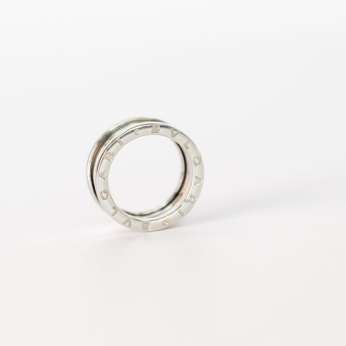 Bague Bvlgari B.zero1 or blanc portée à la main