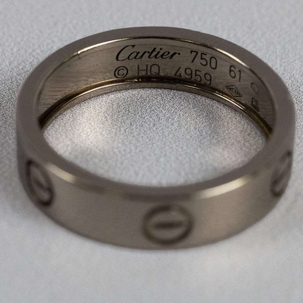 Bague or blanc signée Cartier 