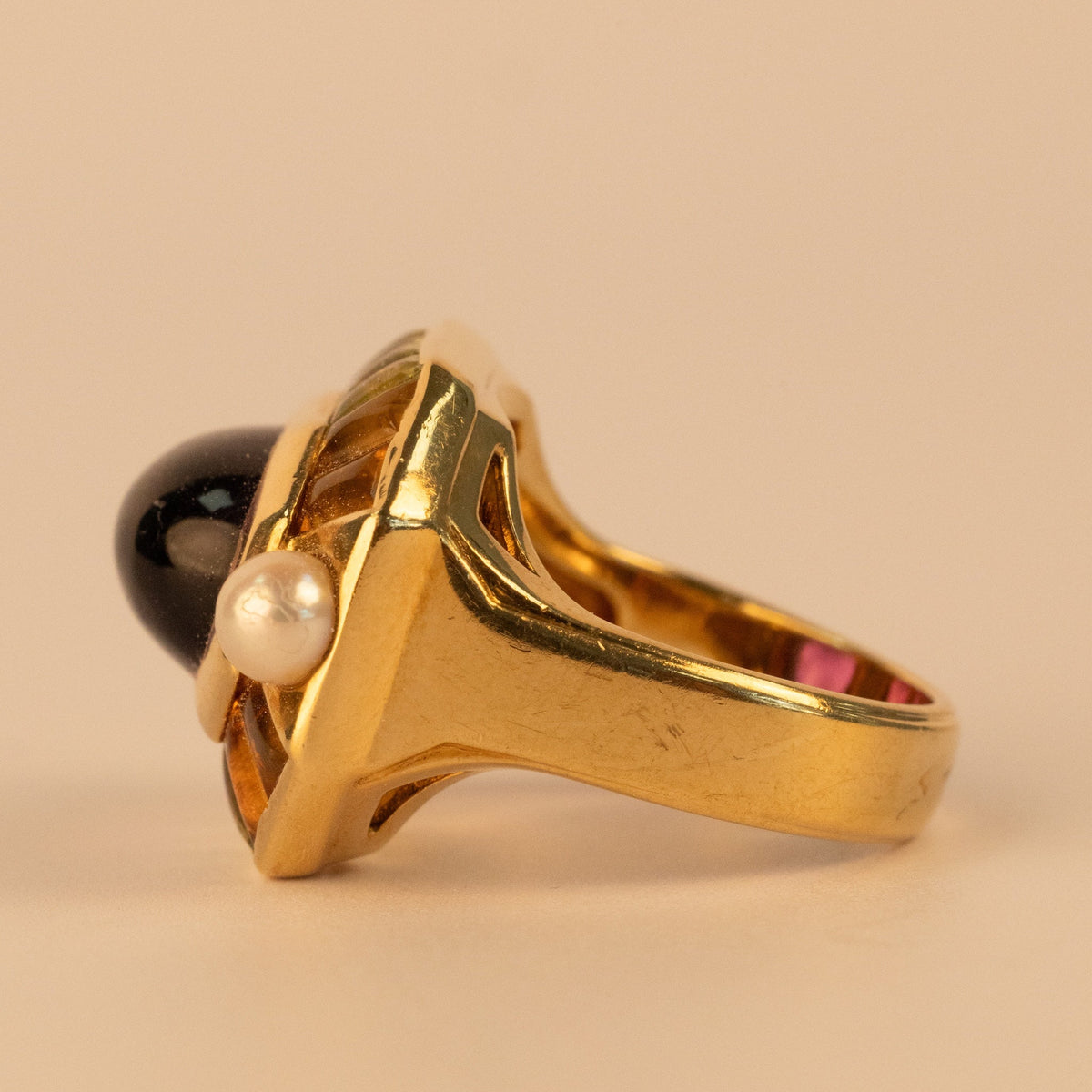 Bague CHANEL vintage années 1960 en or jaune, tourmalines et améthyste