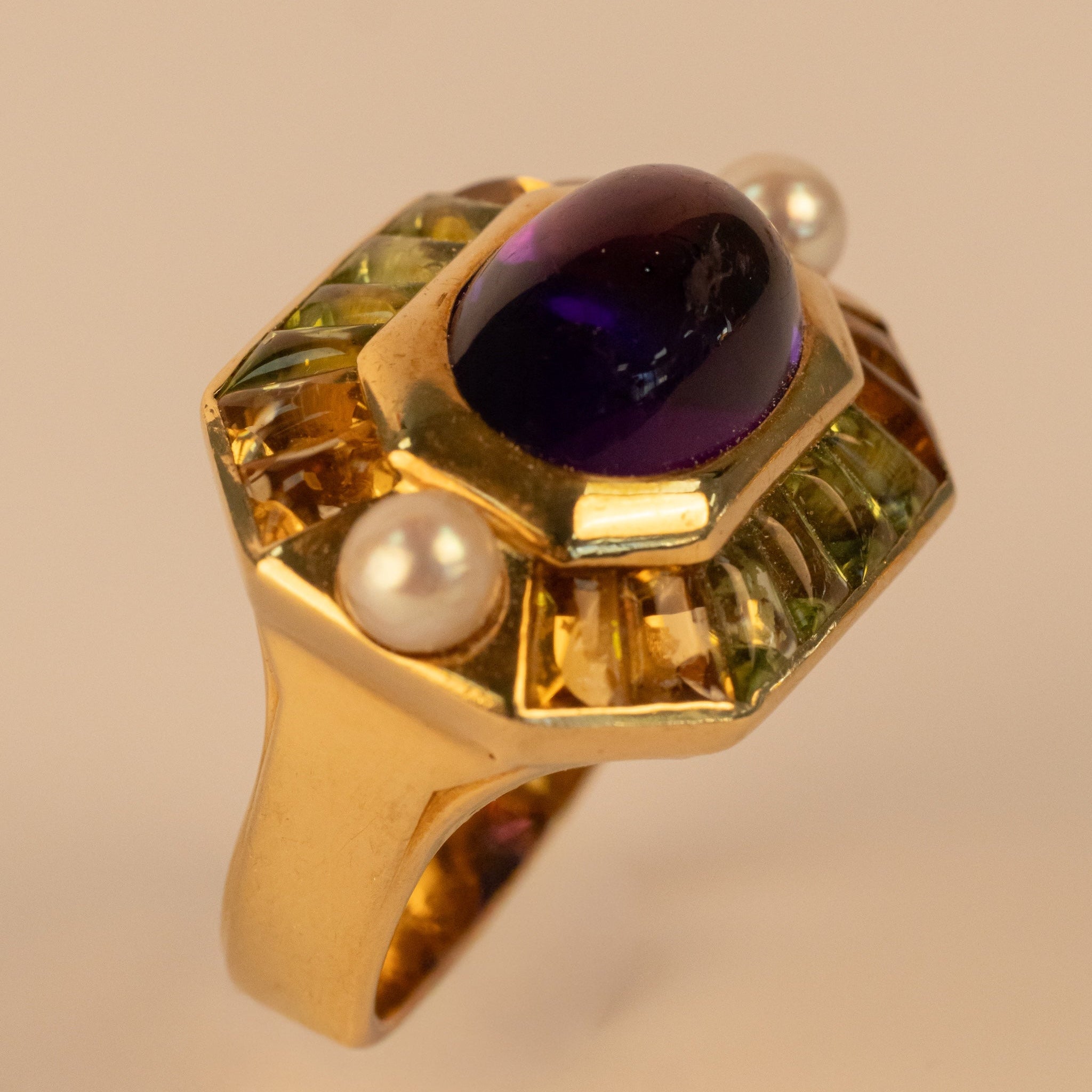 Bague CHANEL vintage années 1960 en or jaune, tourmalines et améthyste
