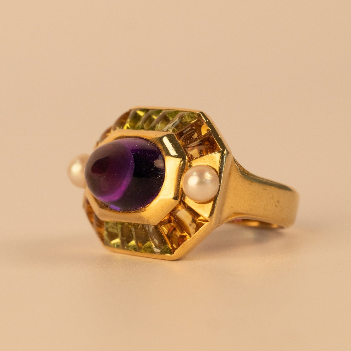 Bague CHANEL vintage années 1960 en or jaune, tourmalines et améthyste