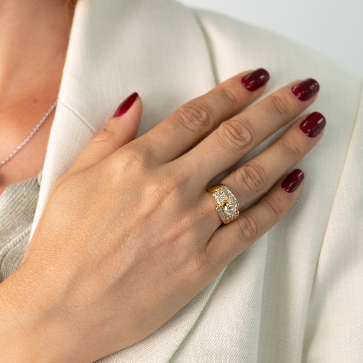 Bague cocktail or jaune et diamants portée à la main