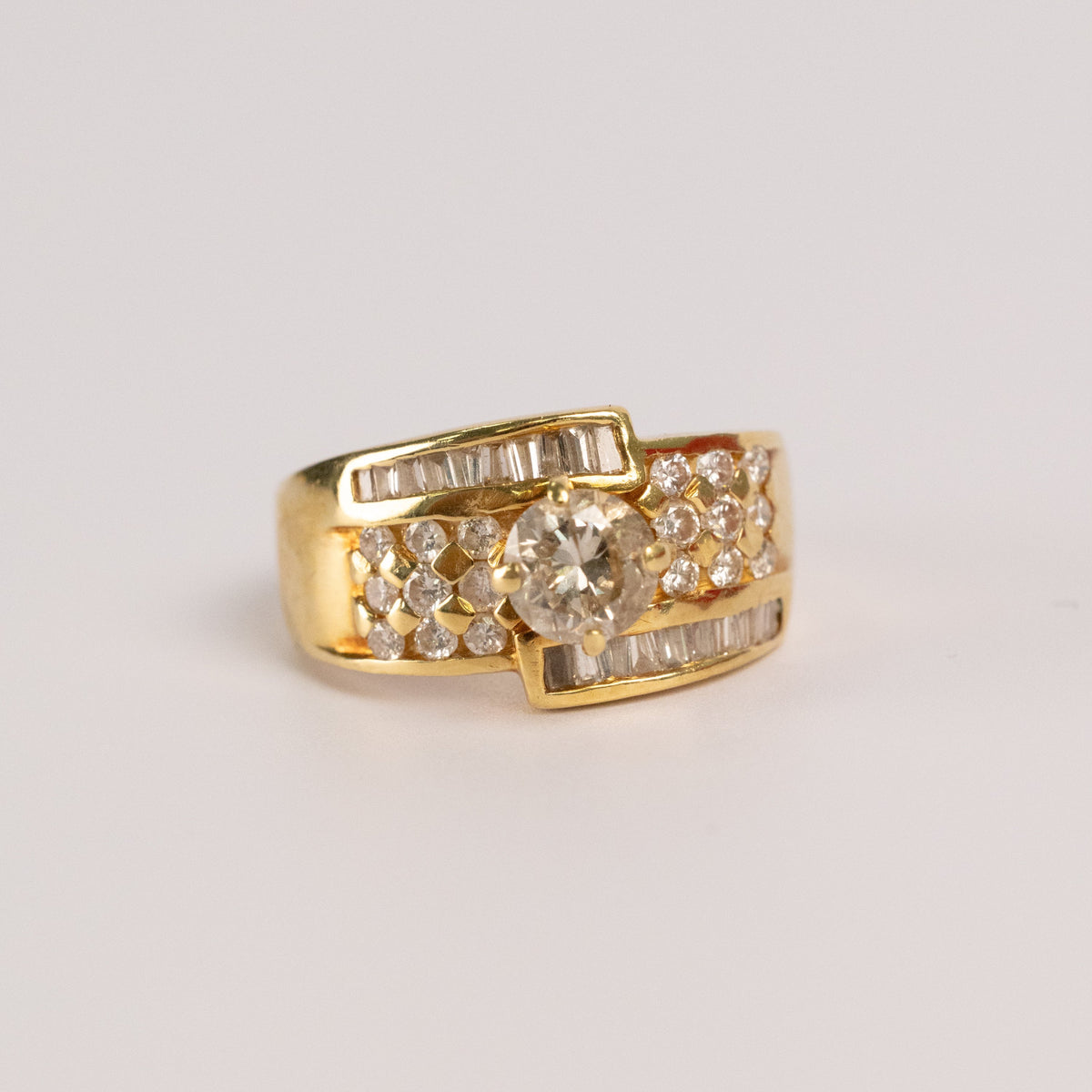 Bague cocktail vintage or jaune, diamant central et diamants baguettes