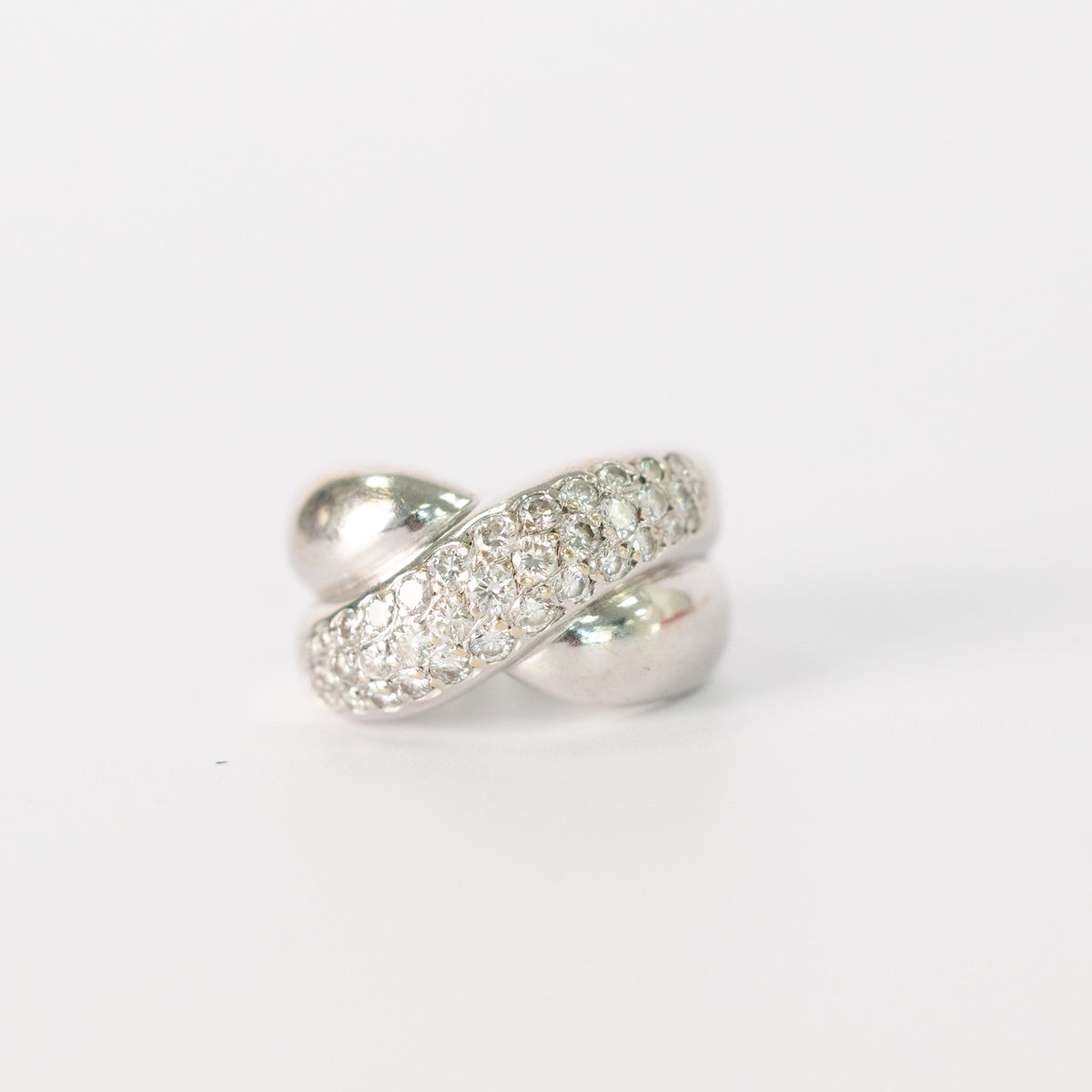 Bague croisée vintage en or blanc pavée de diamants