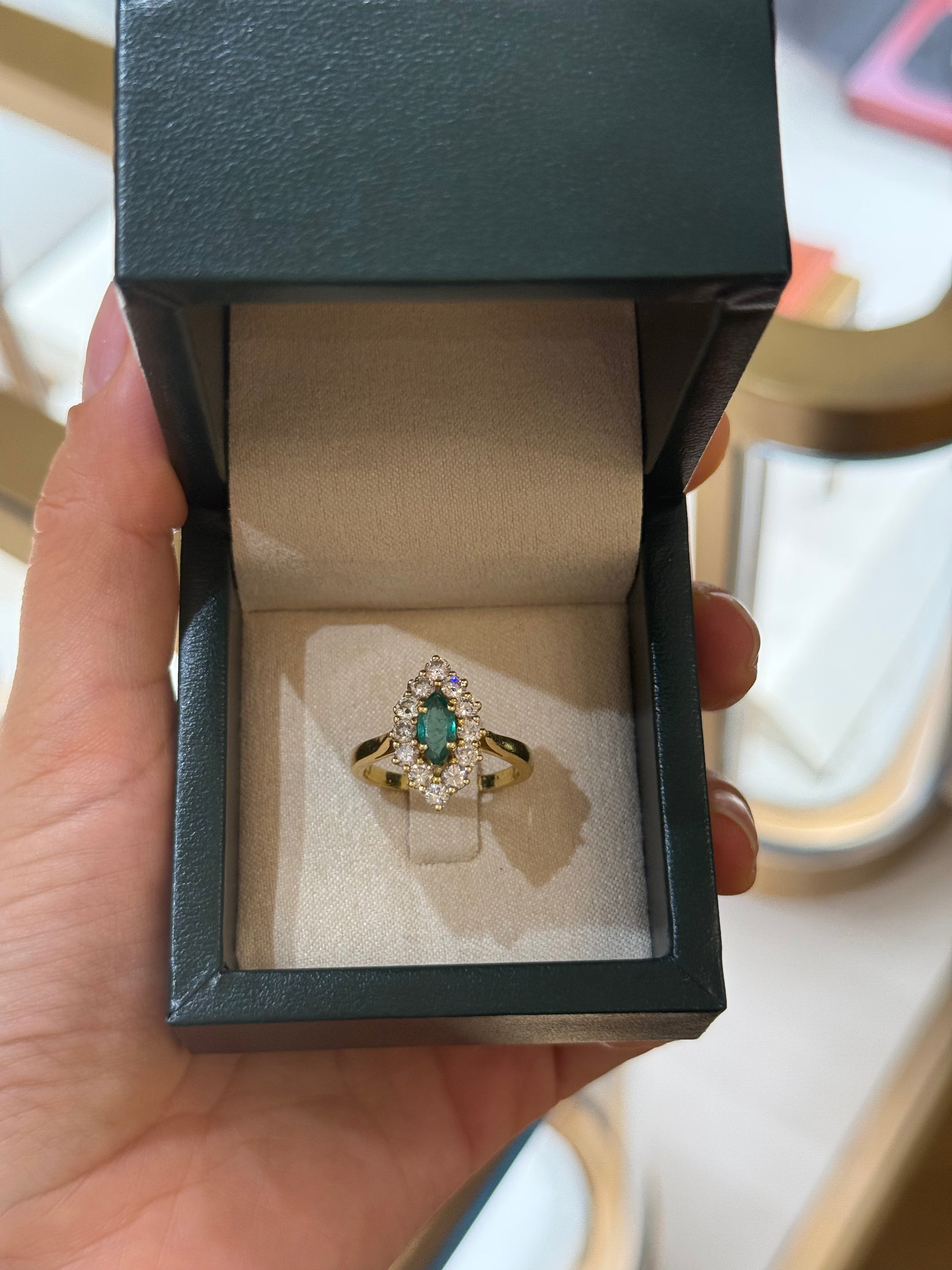 Bague Marquise émeraude et diamants occasion seconde main luxe comme neuf
