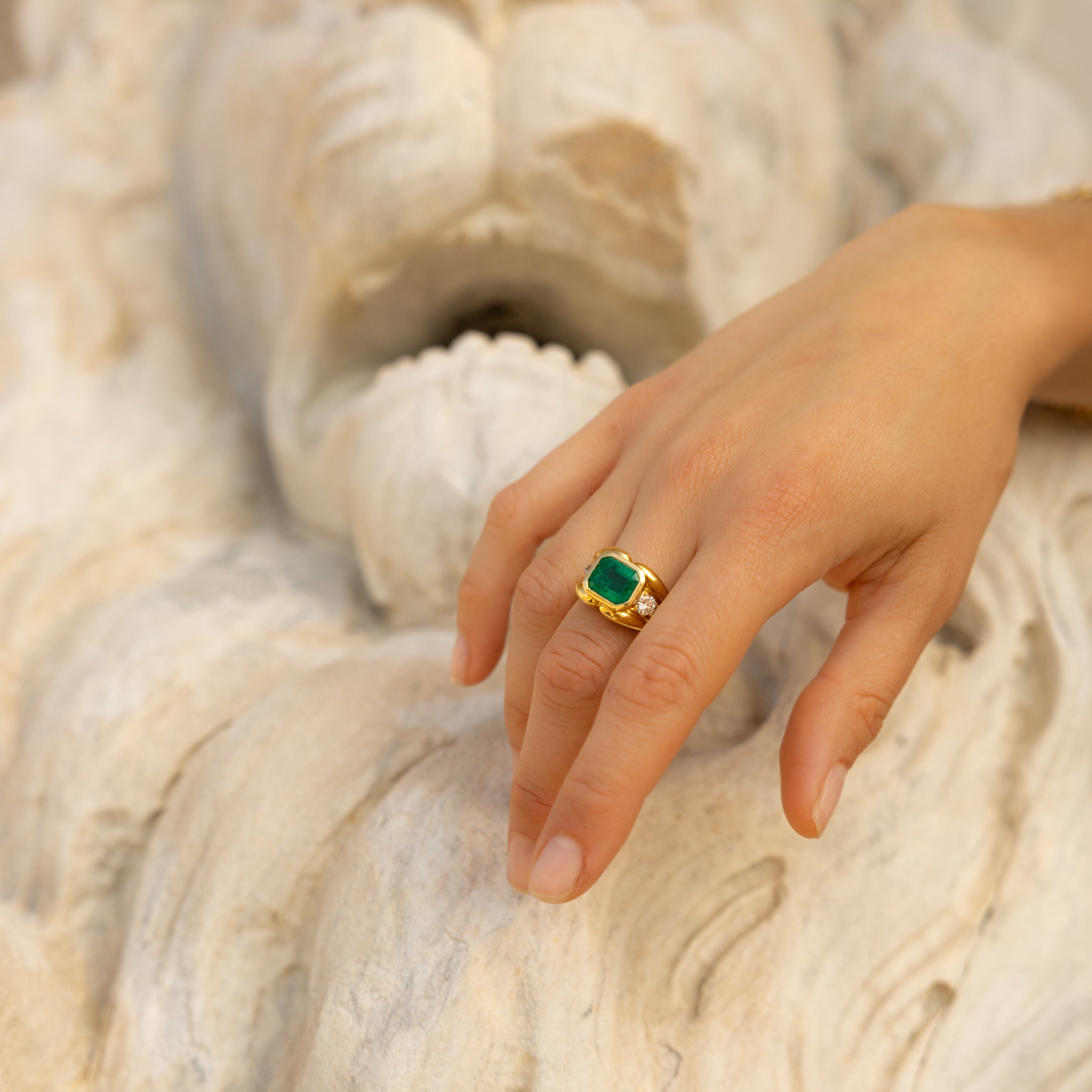 Bague vintage en or jaune, émeraude taille émeraude 3 ct et diamants