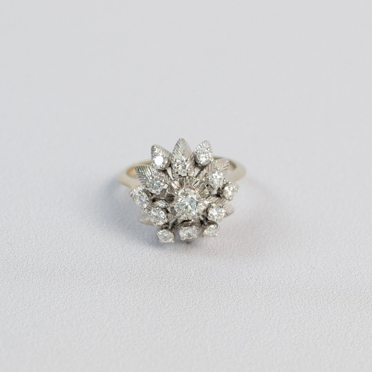 Bague fleur vintage en or blanc et diamants, 1,10 carat
