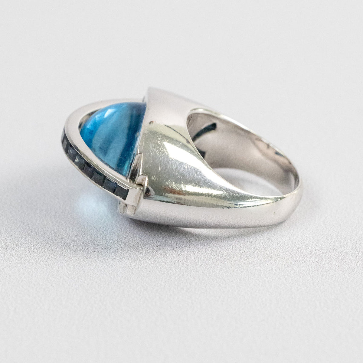 Bague or blanc 18 carats sertie d'un topaze et saphirs