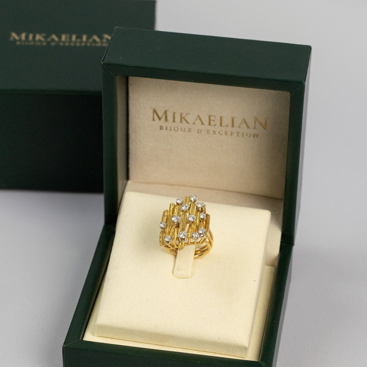 Bague or jaune et diamants sertie griffe
