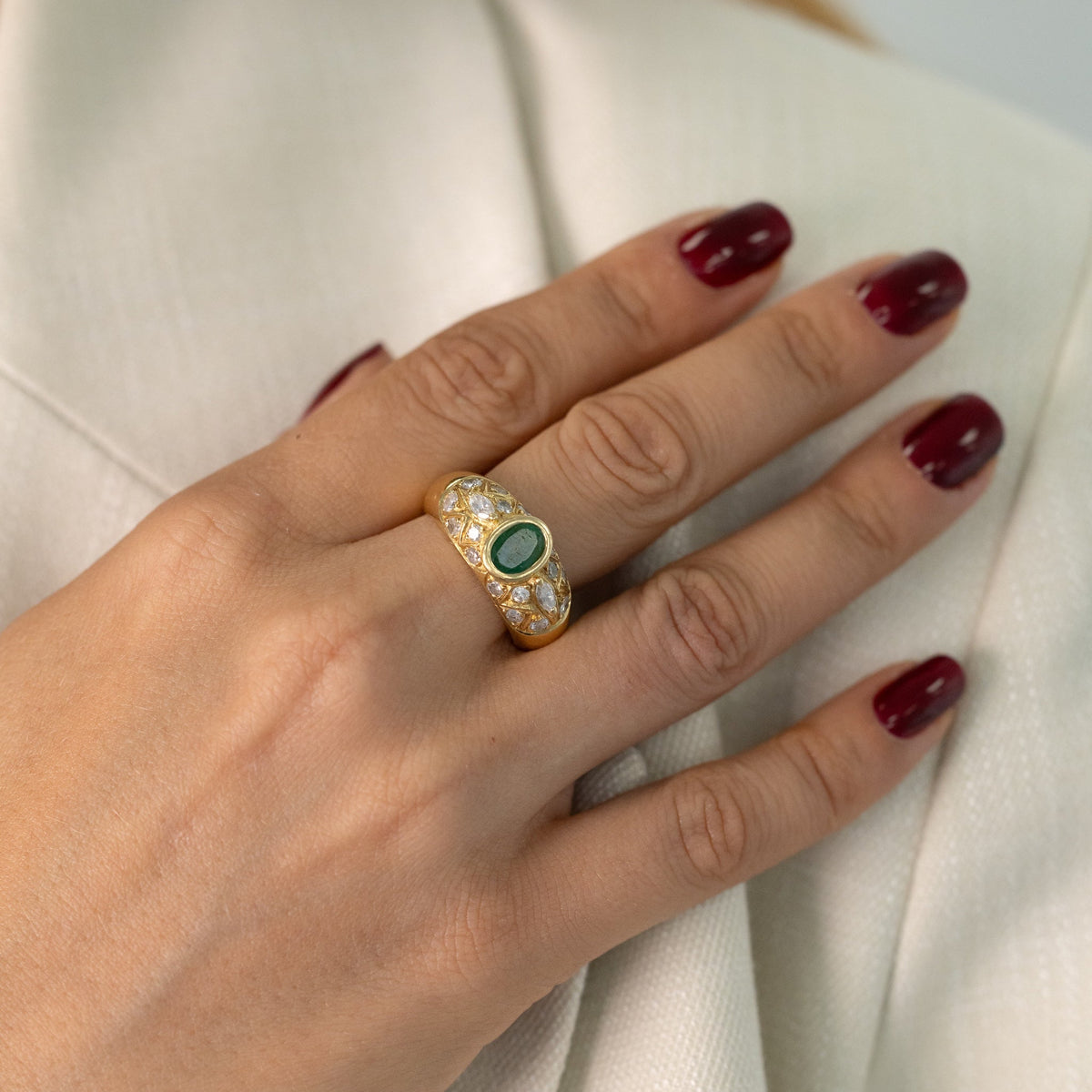 Bague jonc émeraude cabochon et diamants portée à la main