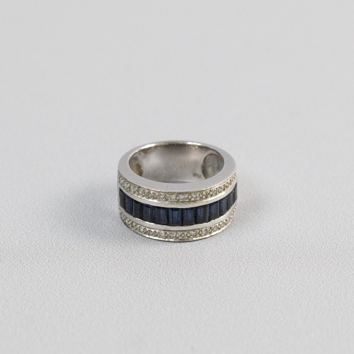 Bague jonc or blanc 18 carats sertie de saphirs baguettes et diamants, vue de face