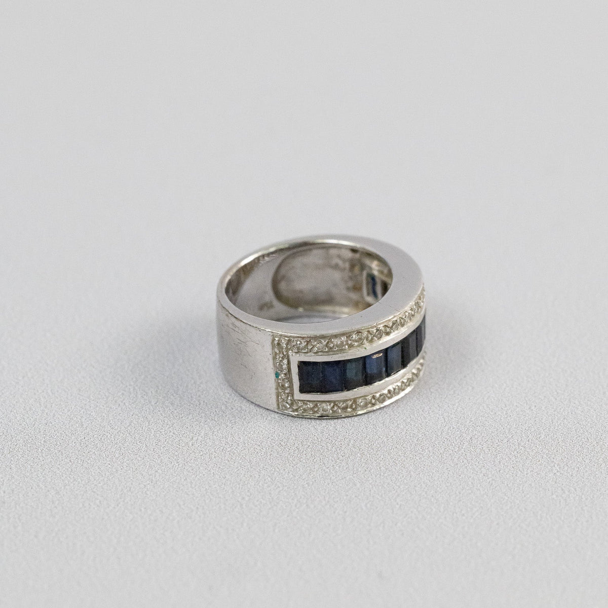Profil de la bague jonc or blanc 750 montrant la largeur de l’anneau et l’or 