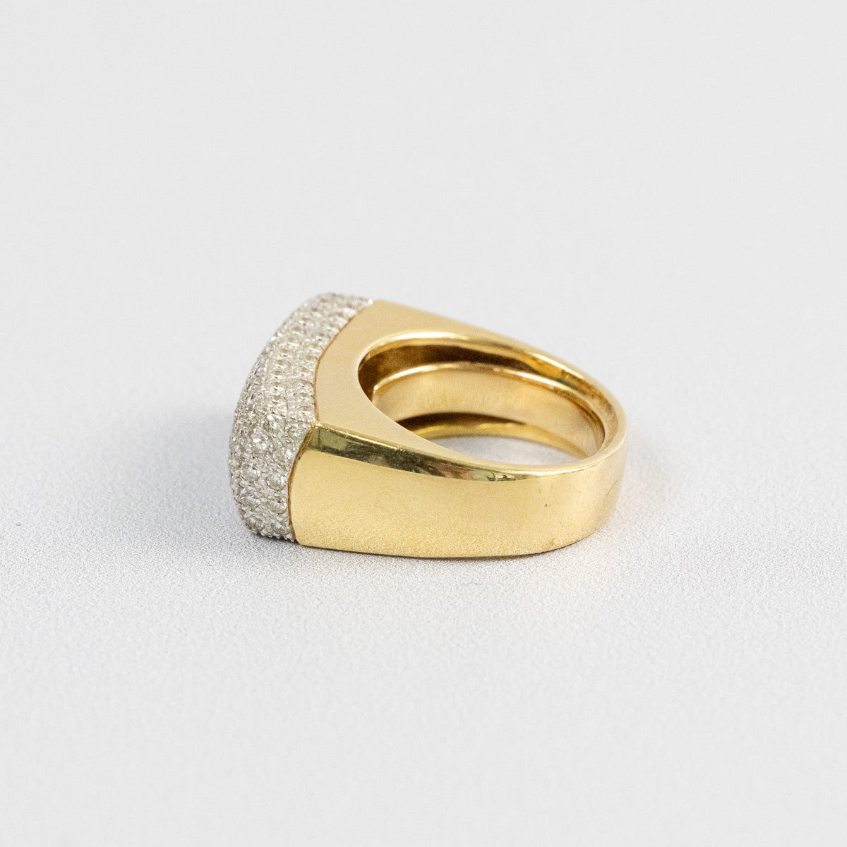 Détail du pavage de diamants 1,24 carat serti sur or blanc