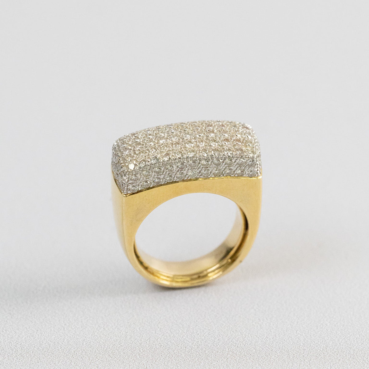 Bague jonc or jaune 18 carats pavée de diamants, vue de face