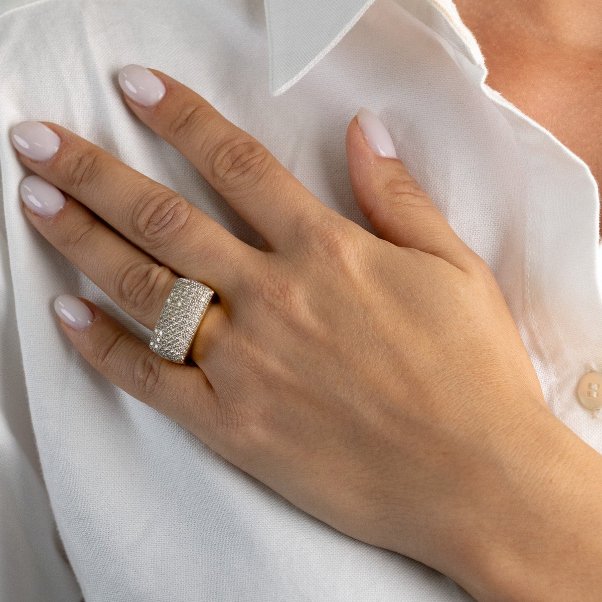 Bague jonc or jaune pavée de diamants portée à la main
