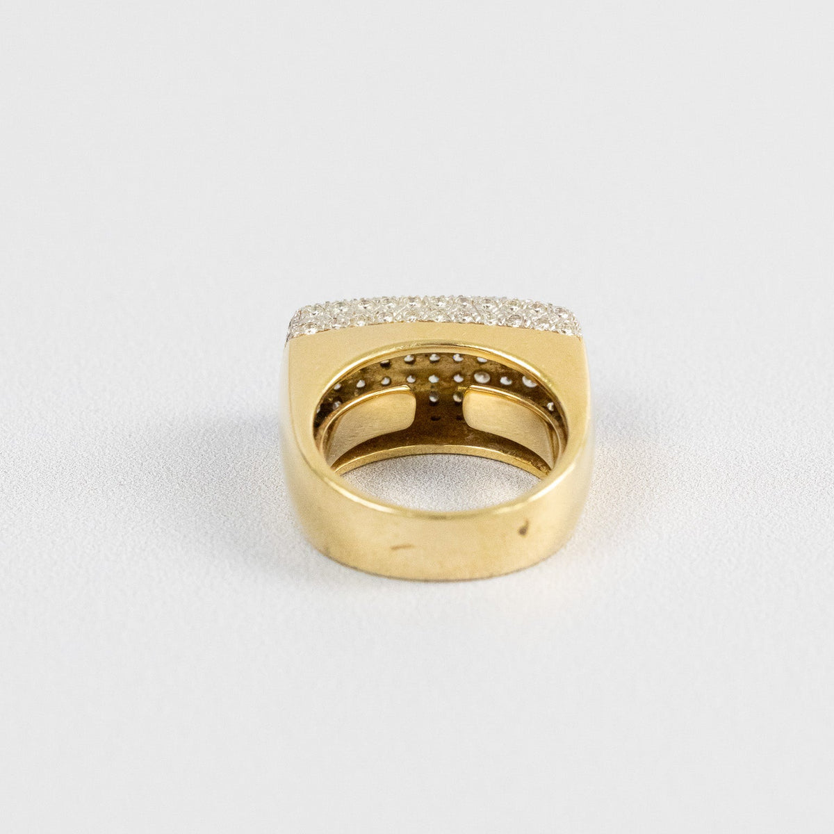 Profil de la bague jonc or jaune 750 montrant l’épaisseur du plateau diamanté