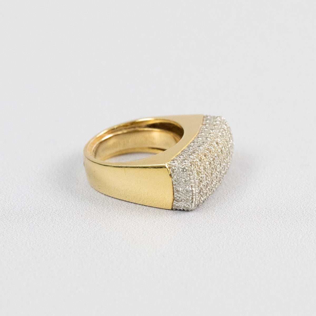 Bague jonc en or jaune au plateau rectangulaire pavé de diamants, vue de trois-quarts