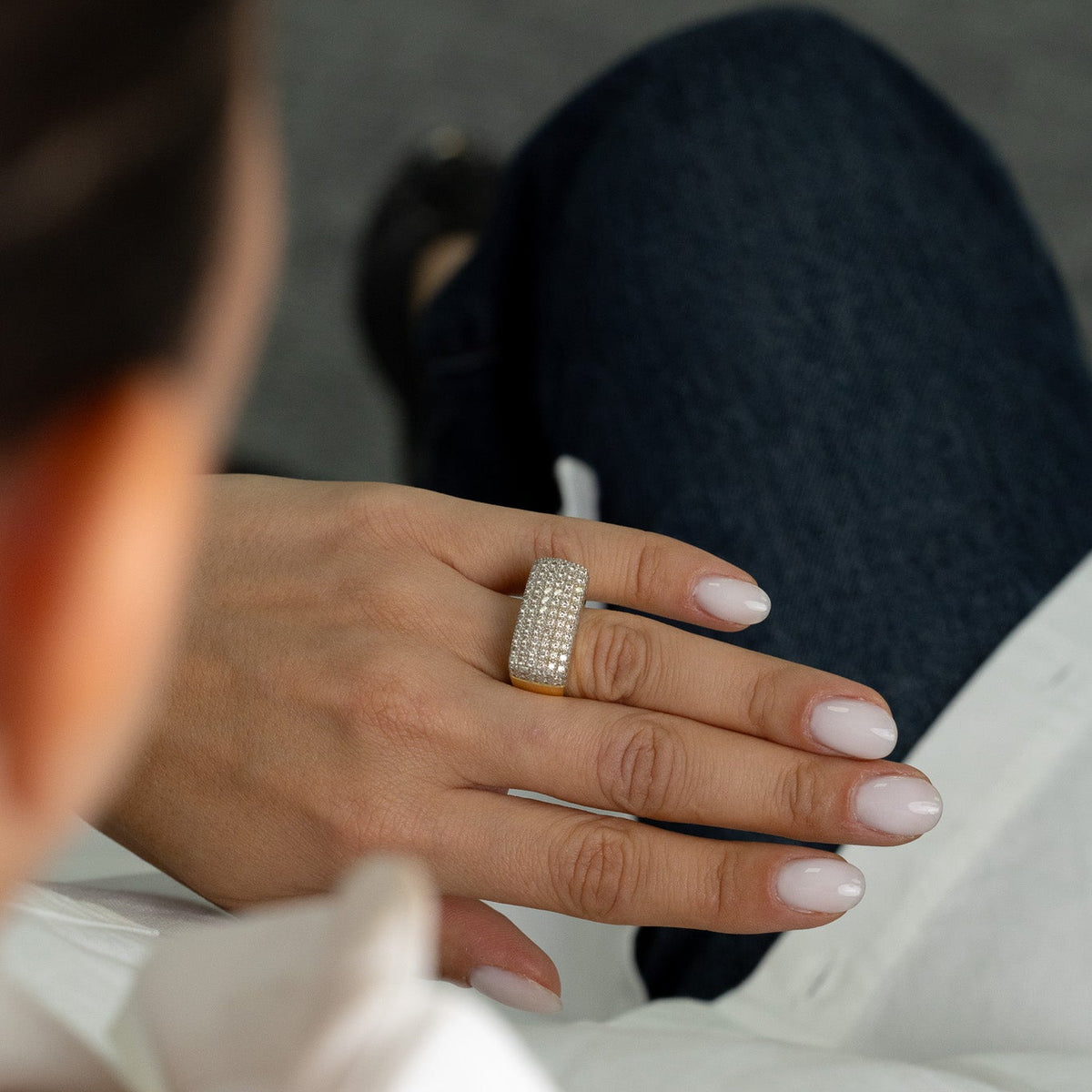 Bague jonc or jaune pavée de diamants portée 