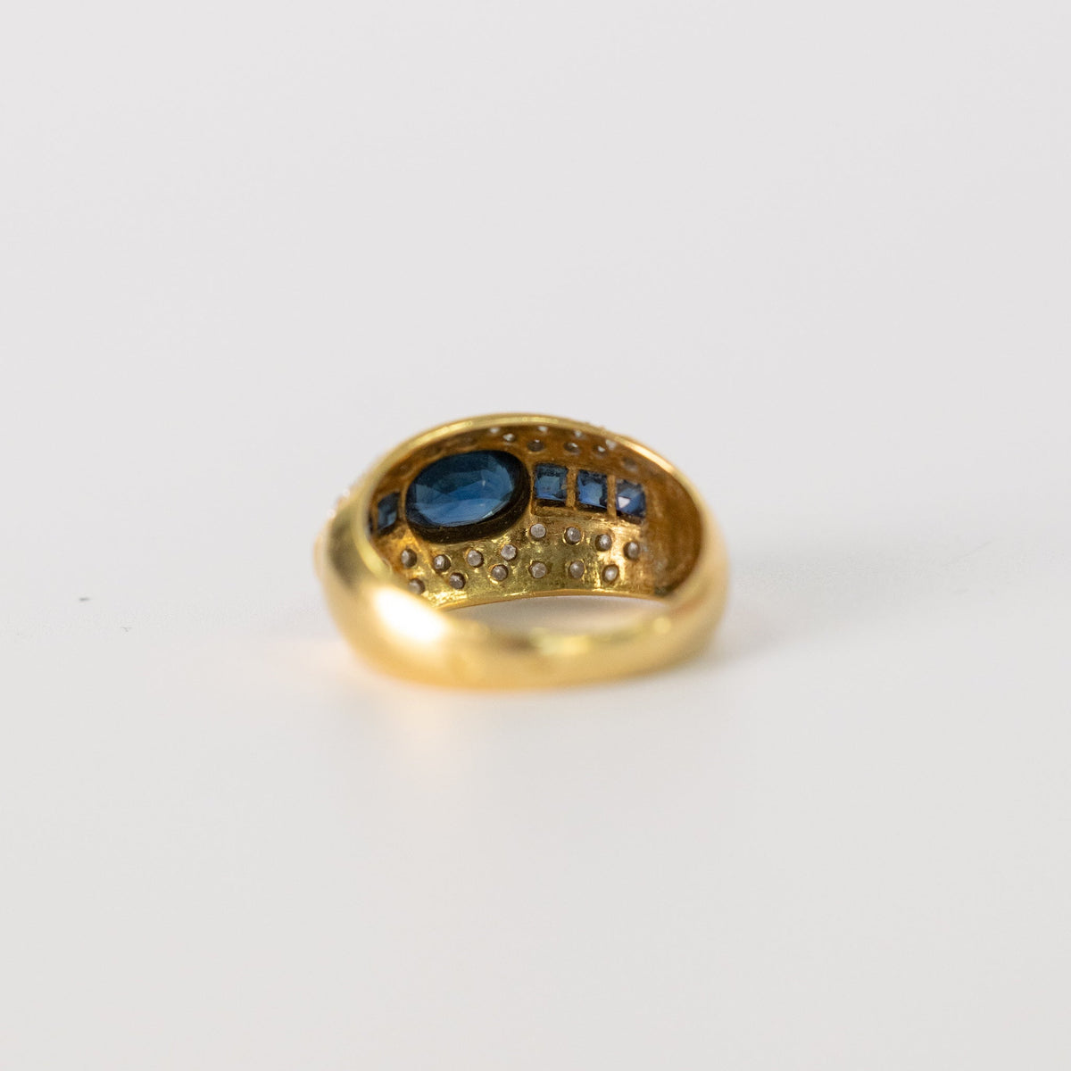 Saphir ovale bleu nuit serti clos sur bague jonc bombée en or jaune