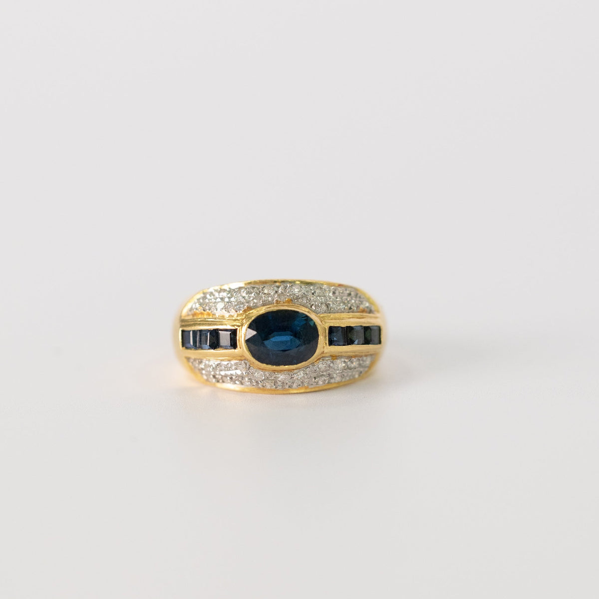 Bague jonc vintage or jaune 18 carats, saphir ovale, saphirs calibrés et pavage de diamants