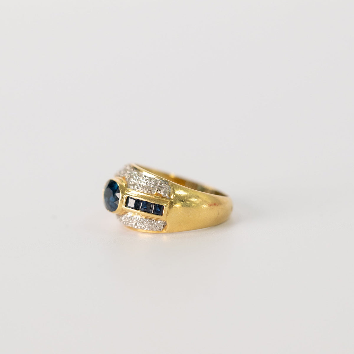 Bague jonc or jaune vue de trois quarts, lignes de saphirs calibrés