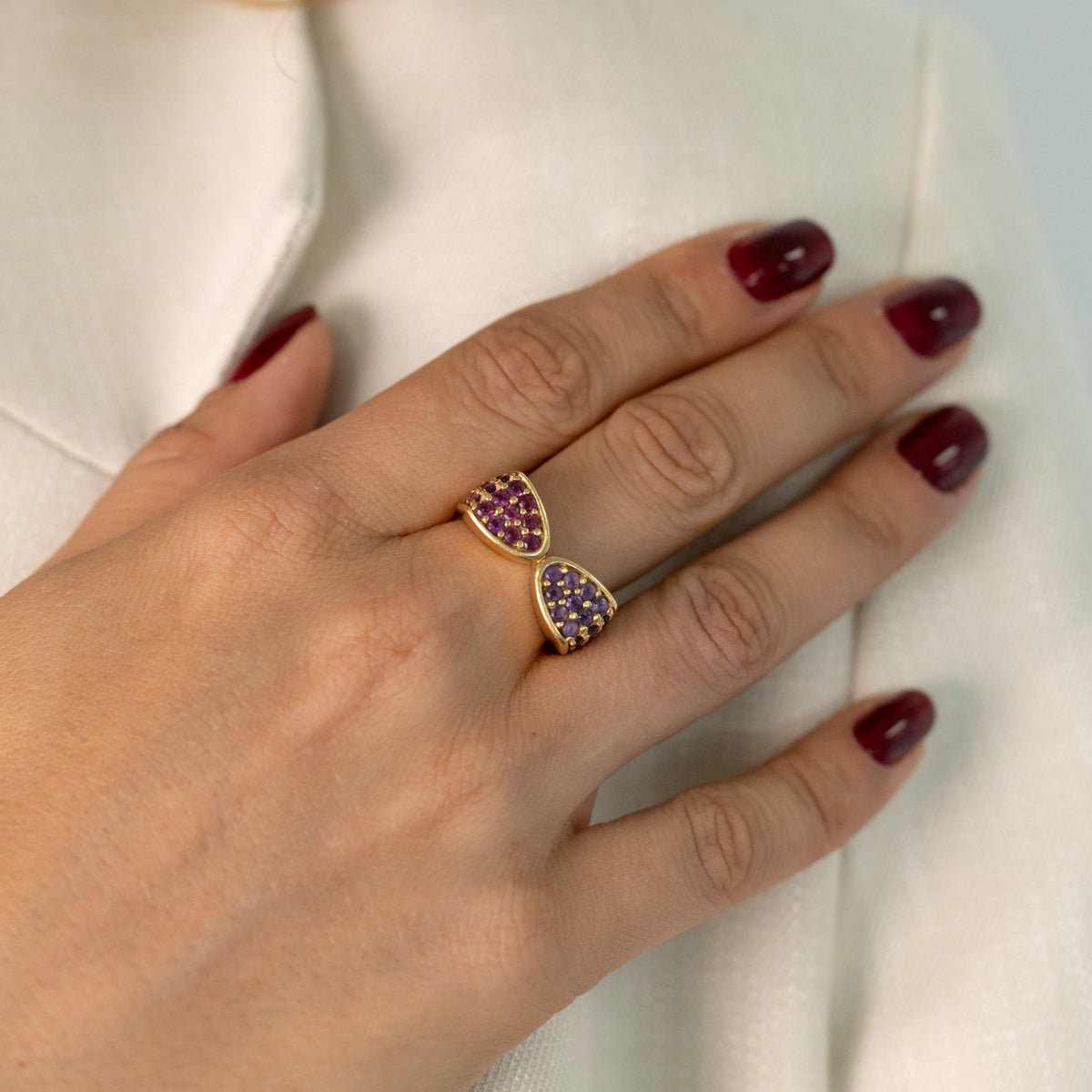 Bague nœud or jaune et améthystes portée à la main