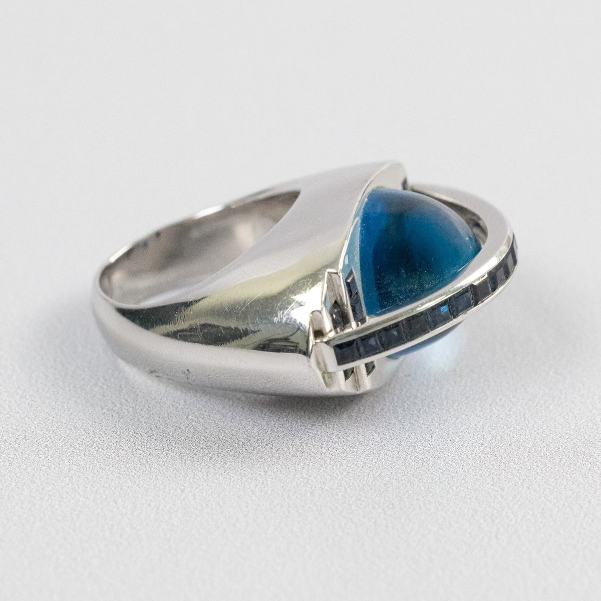 Intérieur de la bague œil en or blanc 18 carats, poinçon et finition