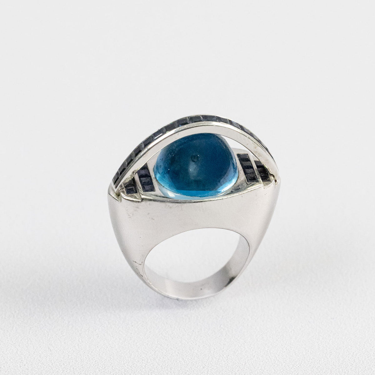 Profil de la bague œil en or blanc 750 montrant le volume de la monture