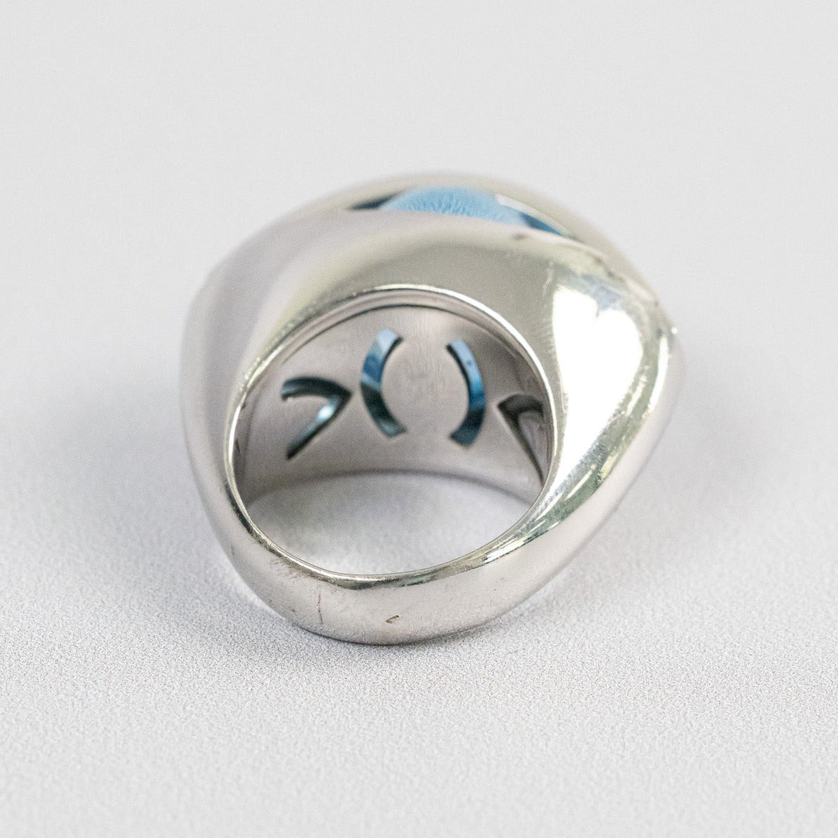 Bague forme œil or blanc, topaze et saphirs portée à la main, taille 54