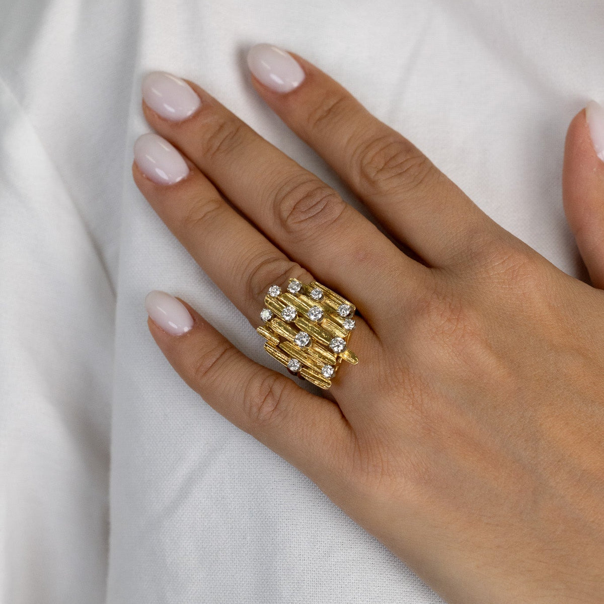 Bague structurée en or jaune 18 carats et diamants