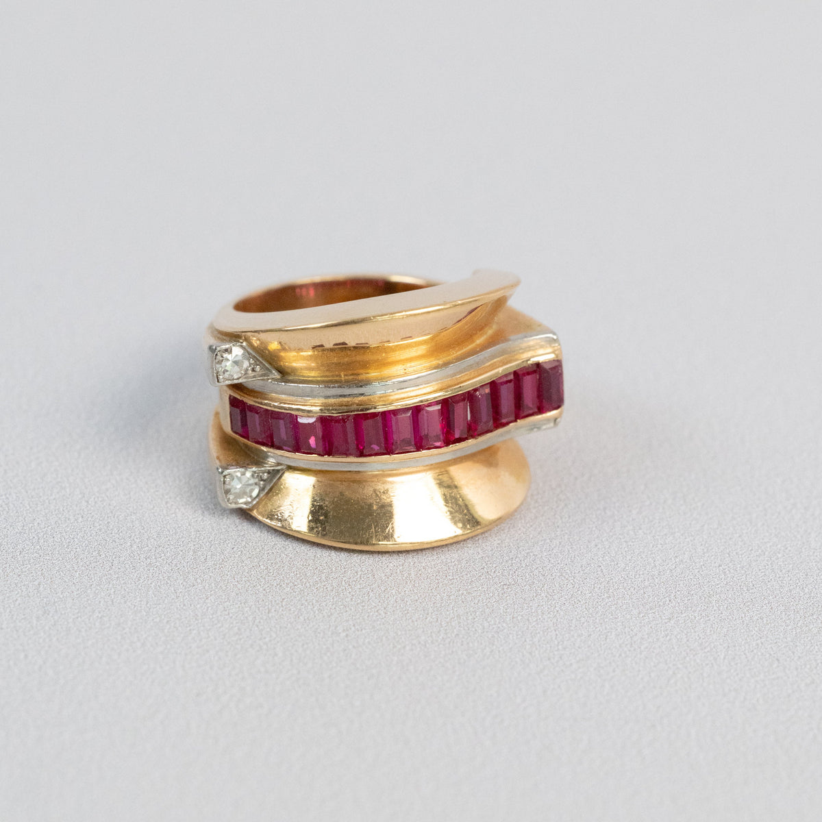 Bague Tank rétro or jaune et or blanc, rubis et diamants, années 1940-1950