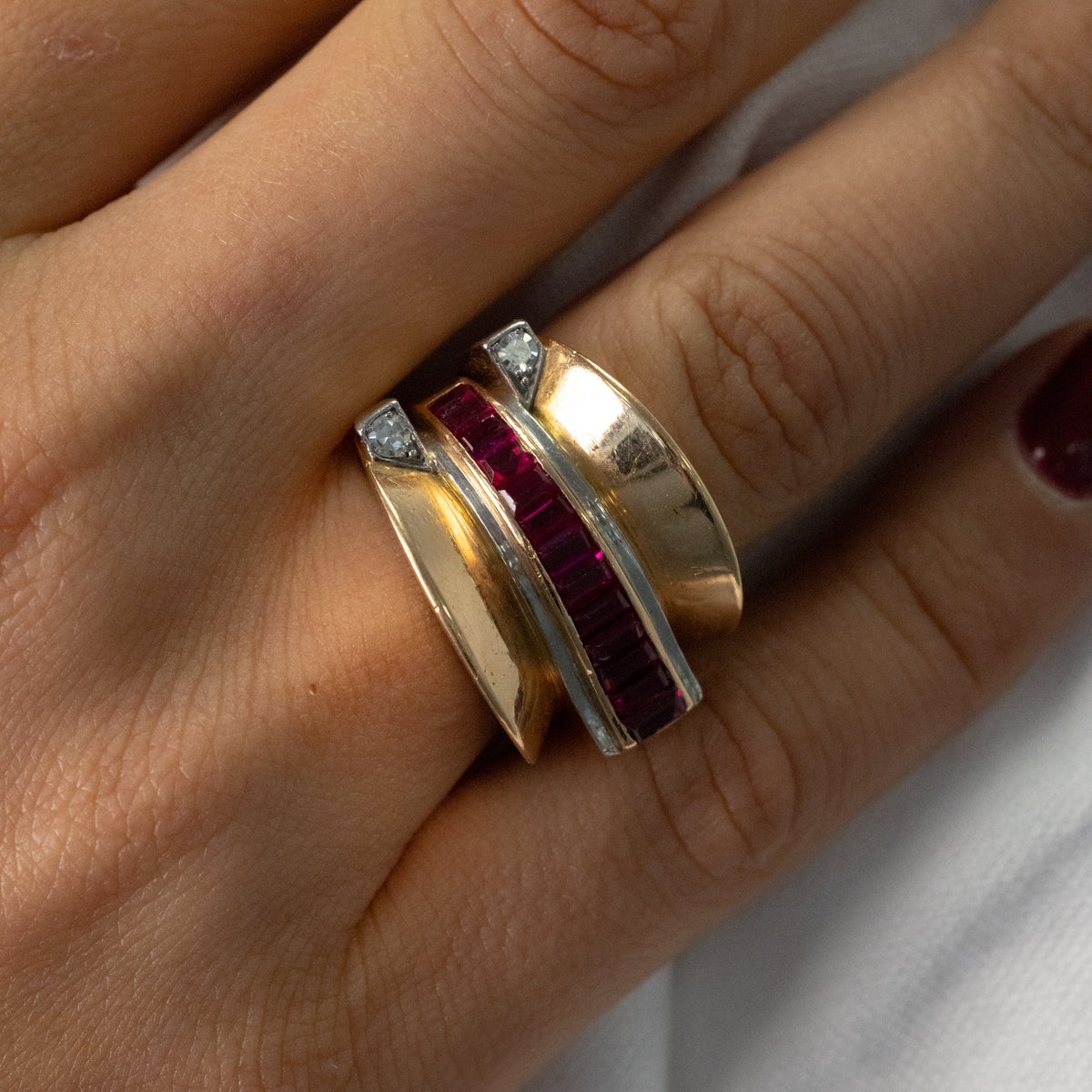 Gros plan bague Tank années 40 portée