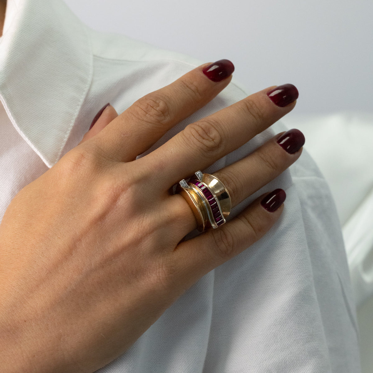 Bague Tank rubis et diamants portée à la main
