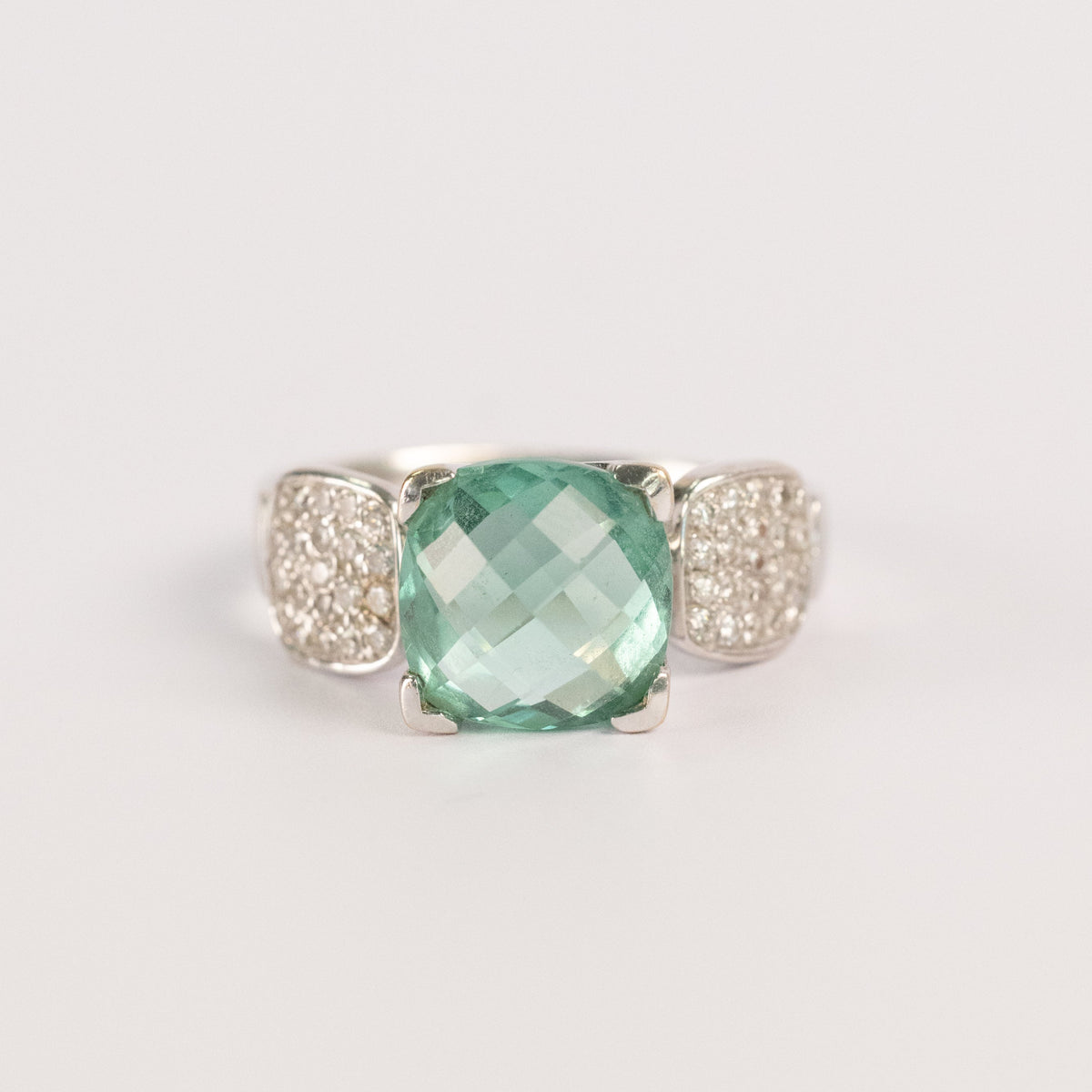 Bague topaze bleue taille coussin en or blanc et diamants
