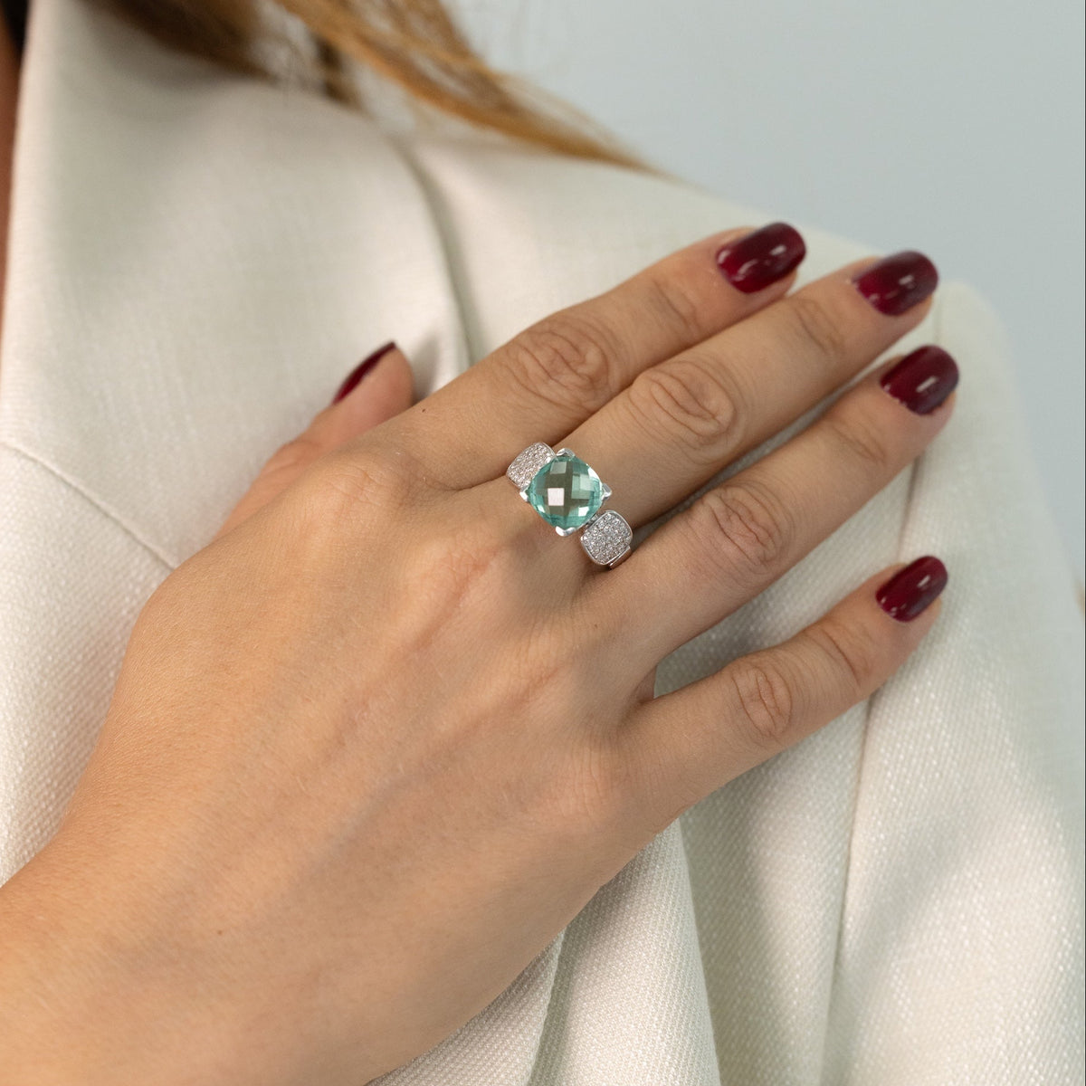 Bague topaze bleu clair et diamants portée à la main