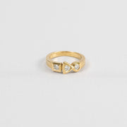 Bague Trilogie Tournaire en or jaune 18 carats, trois diamants sertis dans un carré, un triangle et un rond