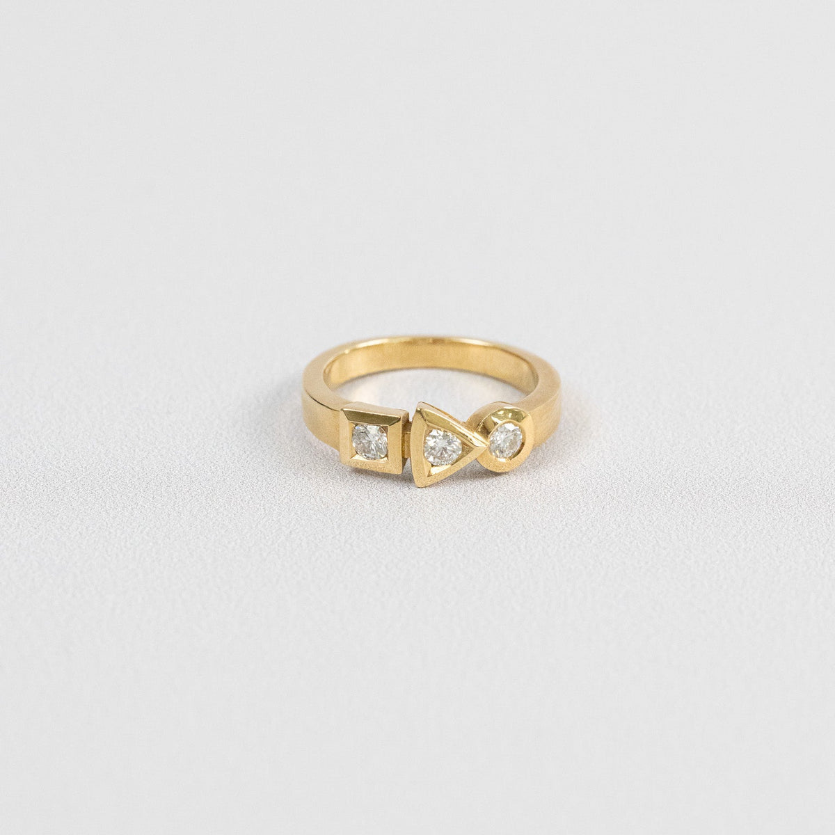 Bague Trilogie Tournaire en or jaune 18 carats, trois diamants sertis dans un carré, un triangle et un rond