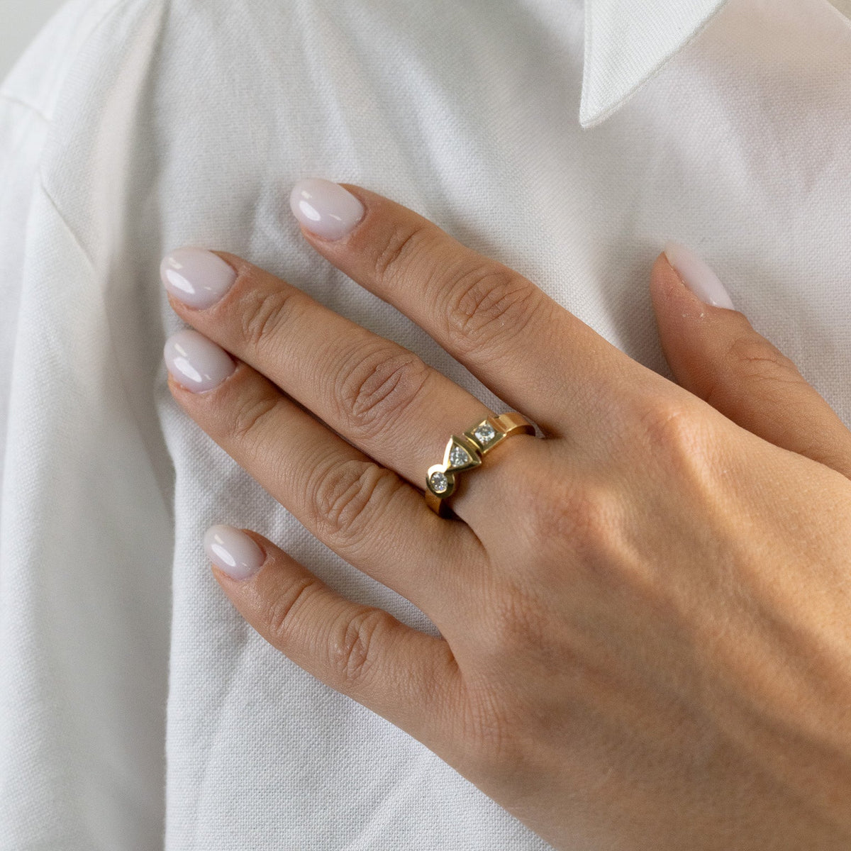 Bague Trilogie Tournaire or jaune et diamants portée à la main, taille 54