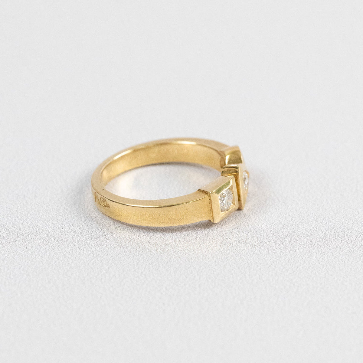 Profil de la bague Trilogie Tournaire en or jaune 750, anneau plat